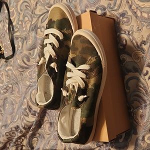 Women camo tennis shoes.